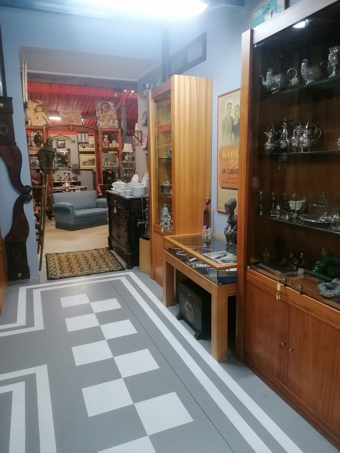Interior do antiquário Nuno Neves